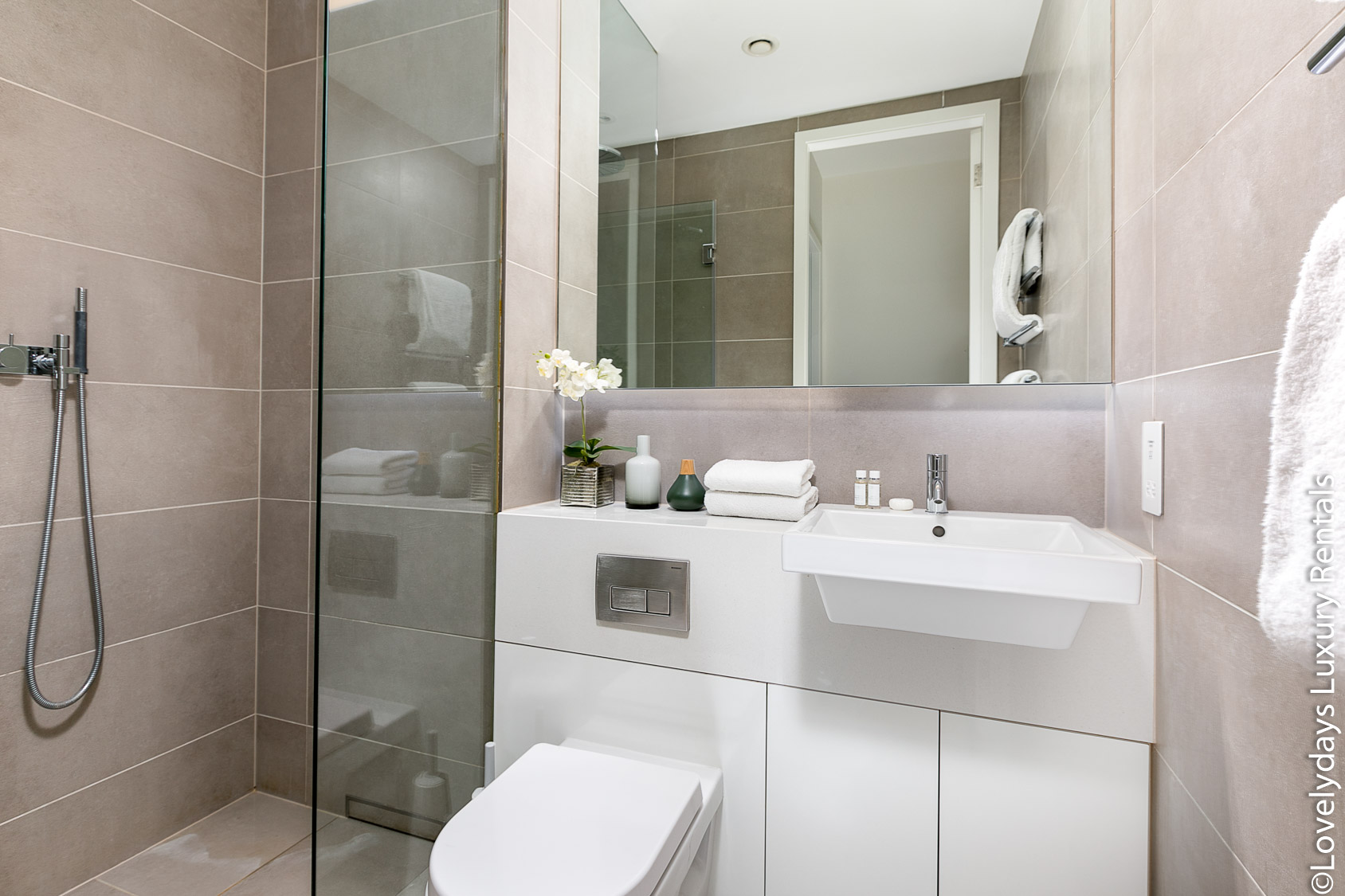 Lovelydays luxury service apartment rental - London - Fitzrovia - Berners Street - Lovelysuite - 2 bedrooms - 2 bathrooms - Lovely shower - 6ea0a147c3a9 - Lovelydays
